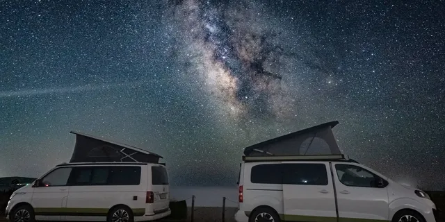 Campervans bei Nacht mit Sternenhimmel