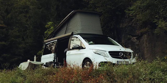 Ein Vanever Mercedes Benz Marco Polo Camper im Wald