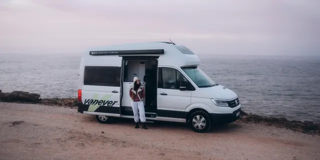 Grand California von Vanvever Camper in Portugal zur blauen Stunde