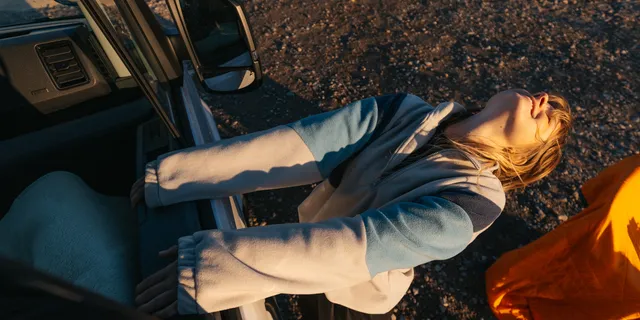 Frau neben Grand California an Küste von Mallorca