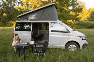 Bergen camper auf Wiese