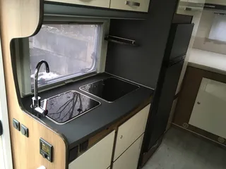 Wohnmobil mit Alkoven - Kochecke