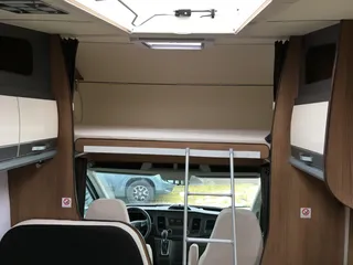 Wohnmobil mit Alkoven -  Bett oben