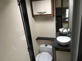 Wohnmobil mit Alkoven - Bad