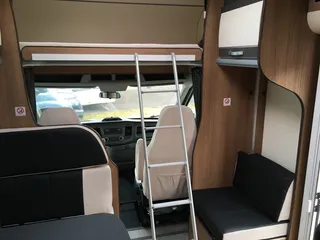 Wohnmobil mit Alkoven - Leiter zu oberem Bett