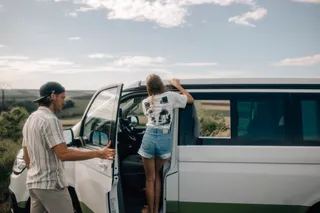 Pärchen genießt Aussicht im Camper