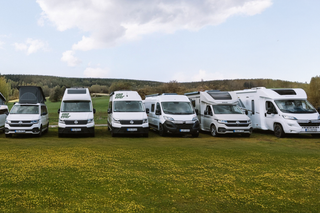 Camper in einer reihe