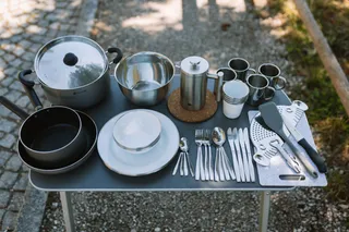 Campinggeschirr steht auf Campingtisch