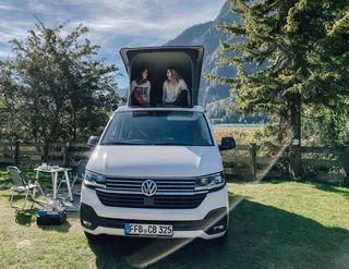 VW California Ocean Freundinnen sitzen im Dachzelt
